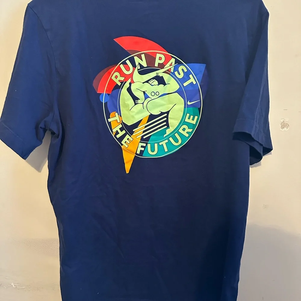 Nike Dri-FIT AIR Kelly Anna Run Past the Future Graphic T-Shirt Men's Medium Blu